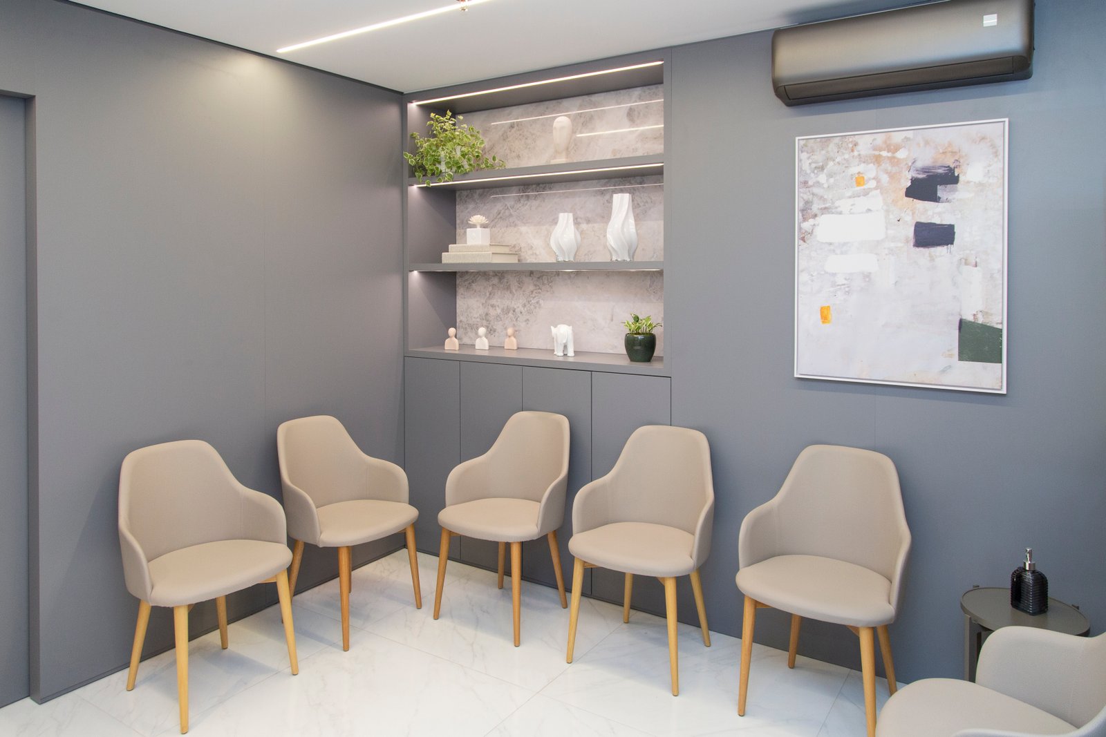 Sala de espera da clínica Plurivision em Porto Alegre